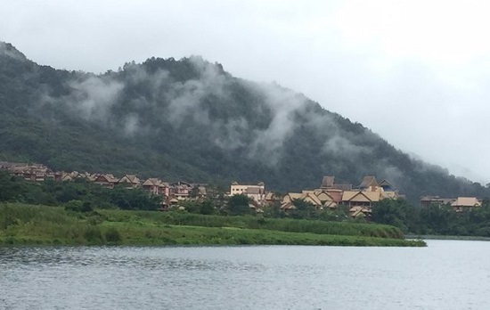 勐梭龙潭与独具特色的西盟佤城相依相伴,形成了"城旅融合,城湖融合,城